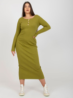 Olivinė dryžuota suknelė plus size su įpjova gale.