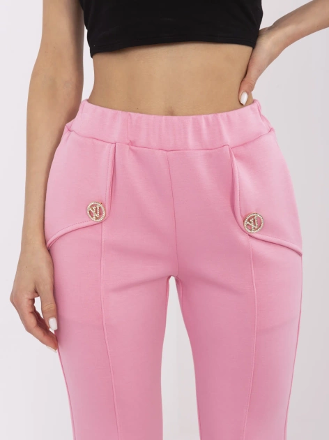 Różowe damskie spodnie z odpinanymi broszkami