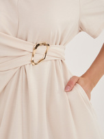 Jasnobeżowa letnia sukienka z ozdobnym detalem