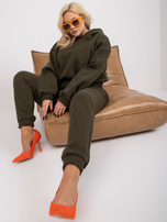 Khaki dresová souprava plus size s kalhotami.