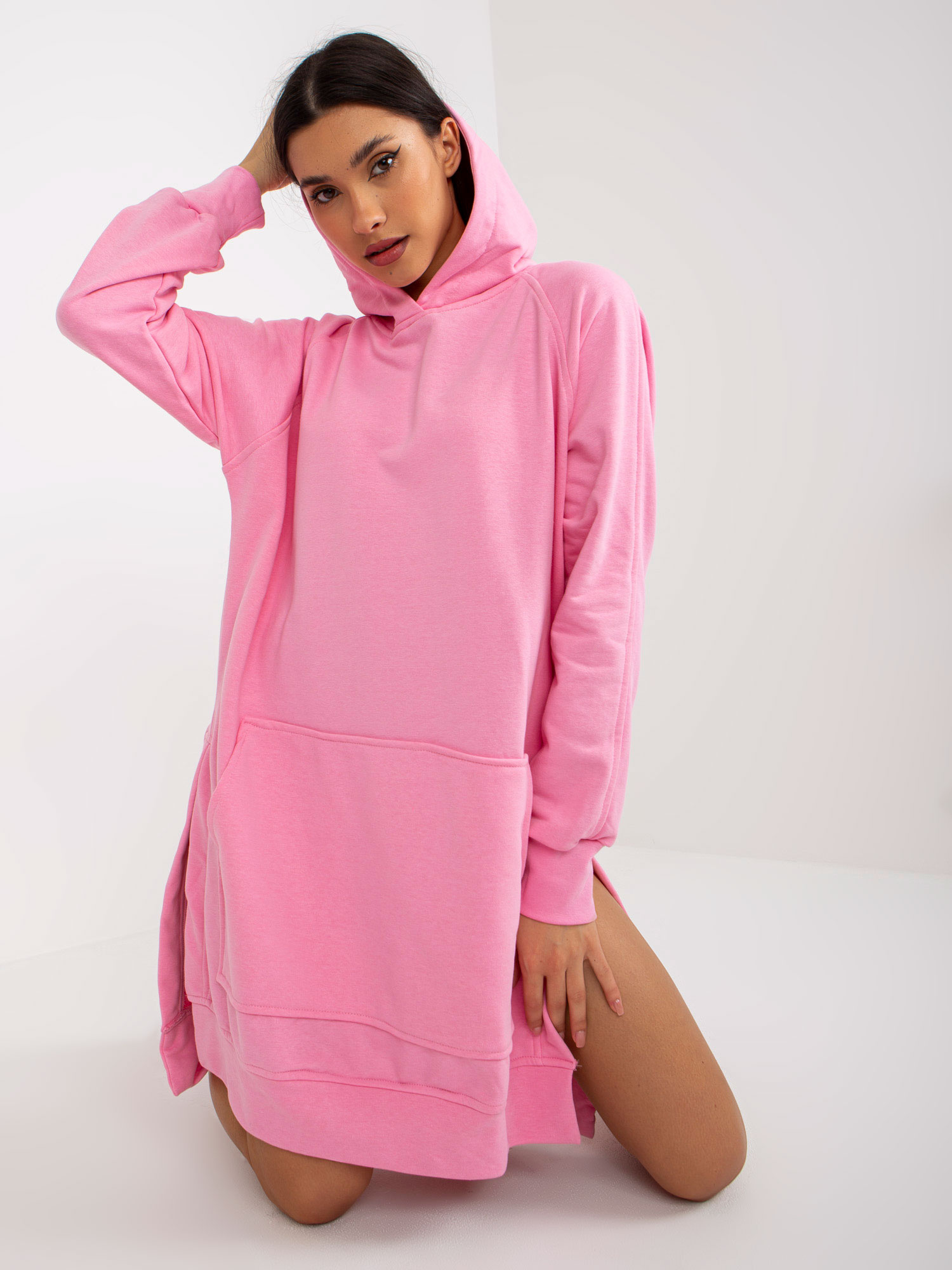 Różowa dresowa sukienka basic oversize z kieszenią