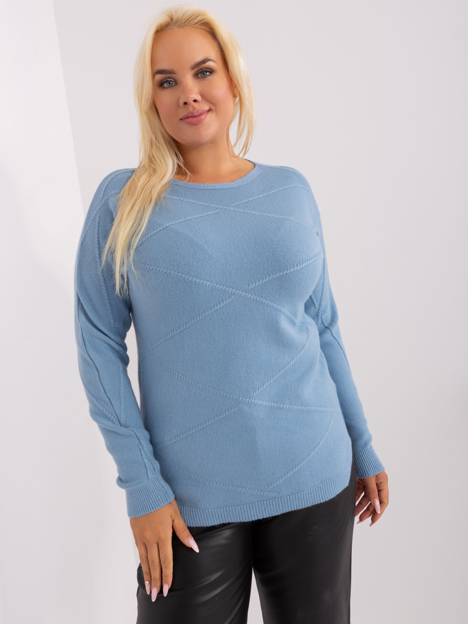 Jasnoniebieski sweter plus size ze ściągaczami