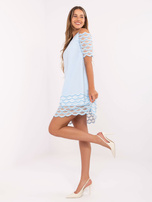 Hurt Jasnoniebieska sukienka koktajlowa z ażurowym zdobieniem