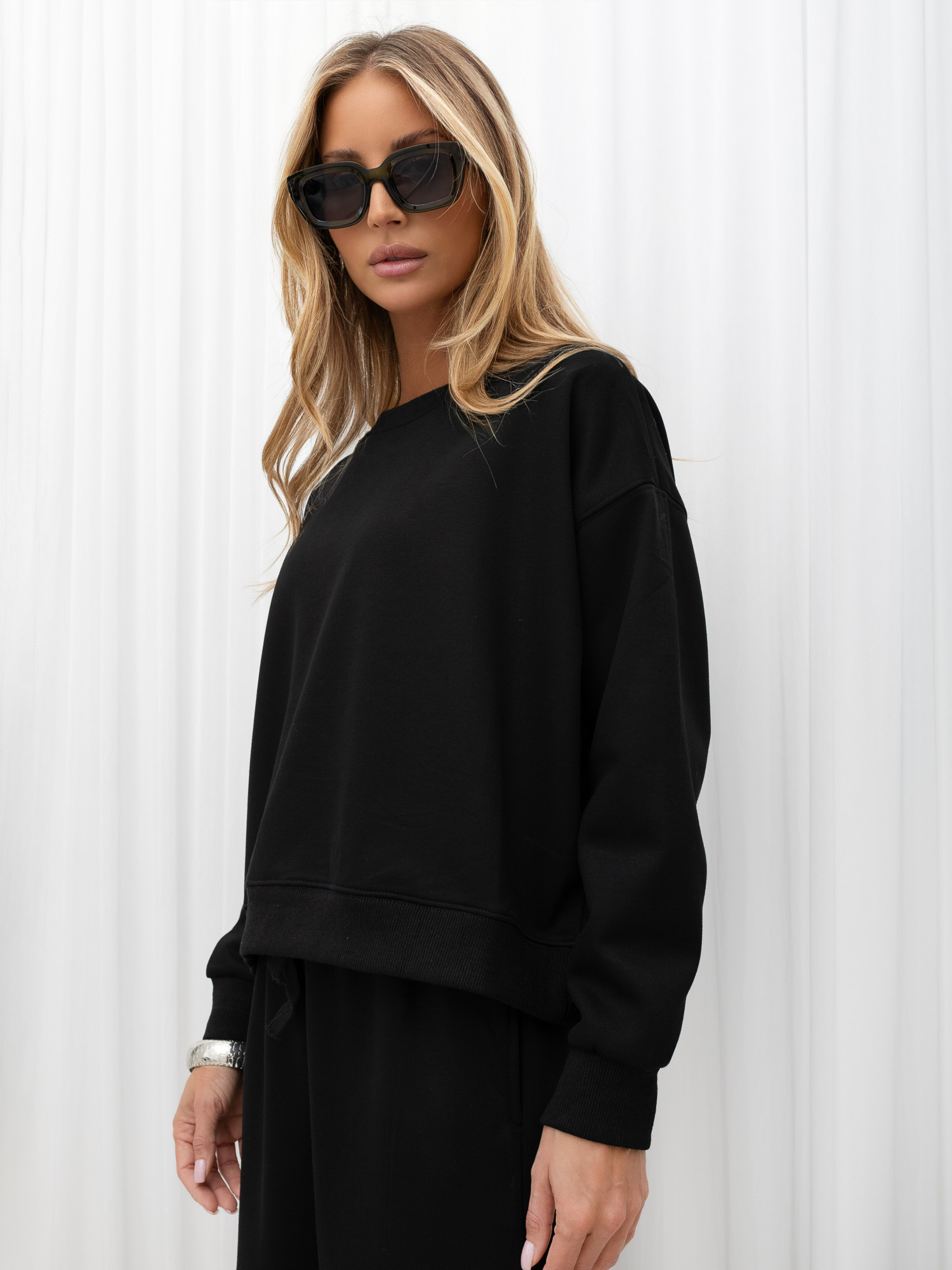 Black insulated basic tracksuit with a short sweatshirt.