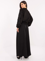 Schwarze elegante Hose mit Gürtel.