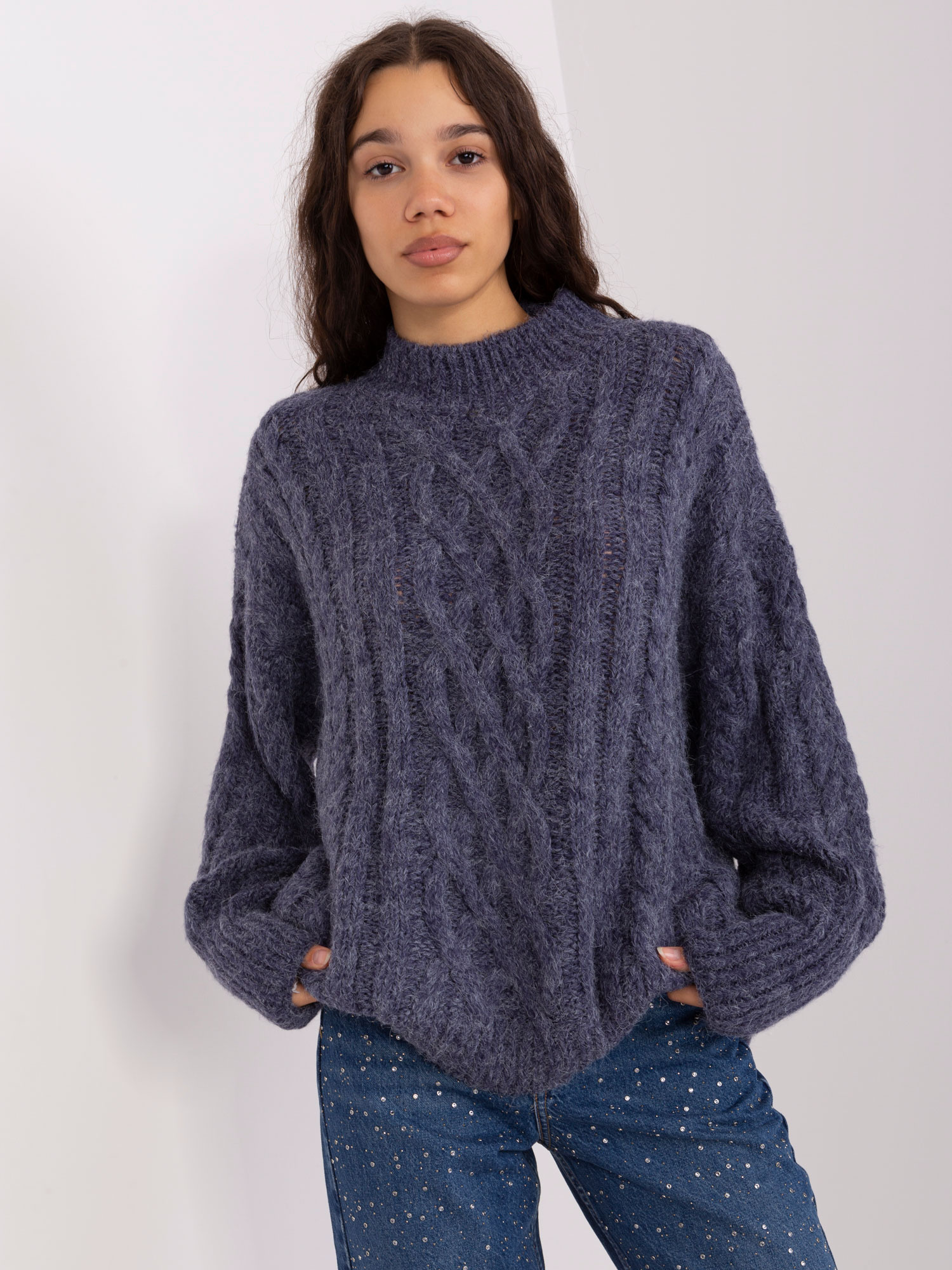 Granatowy dzianinowy sweter z warkoczami