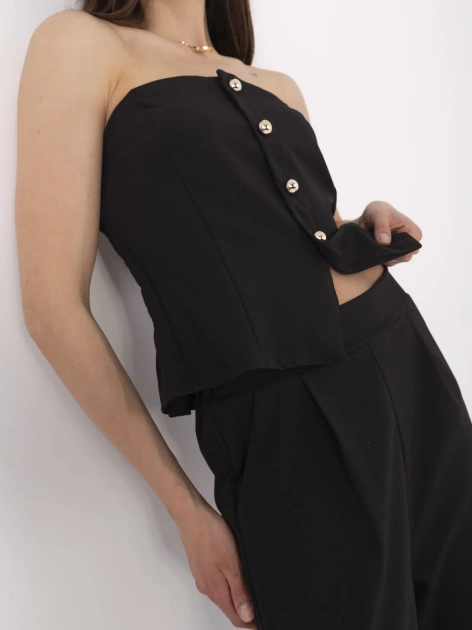 Czarny damski garnitur z ozdobnymi guzikami