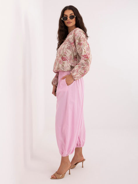 Jasnoróżowe sztruksowe spodnie z baloniastymi nogawkami