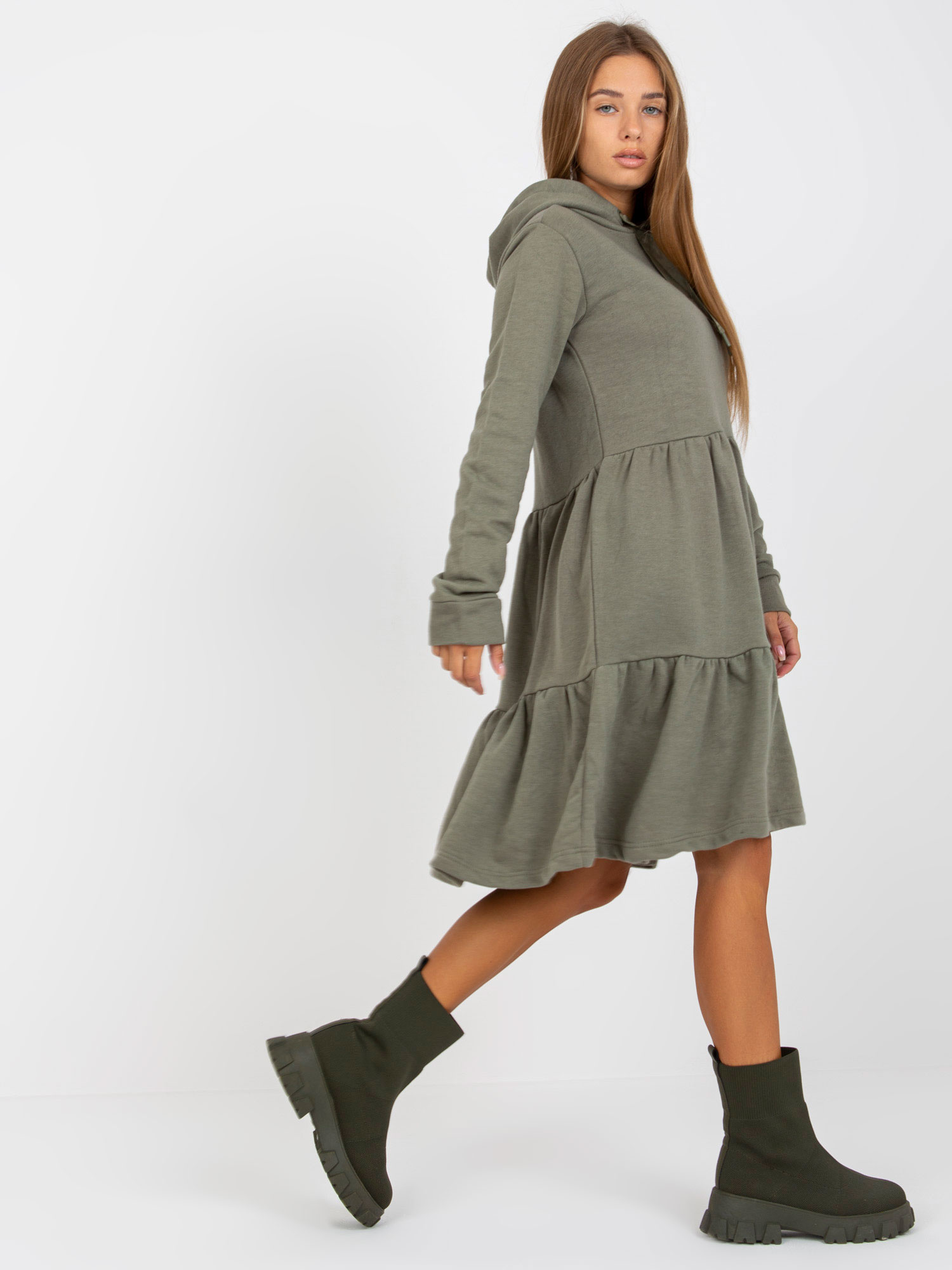 Khaki rozkloszowana sukienka dresowa z falbaną FRESH MADE