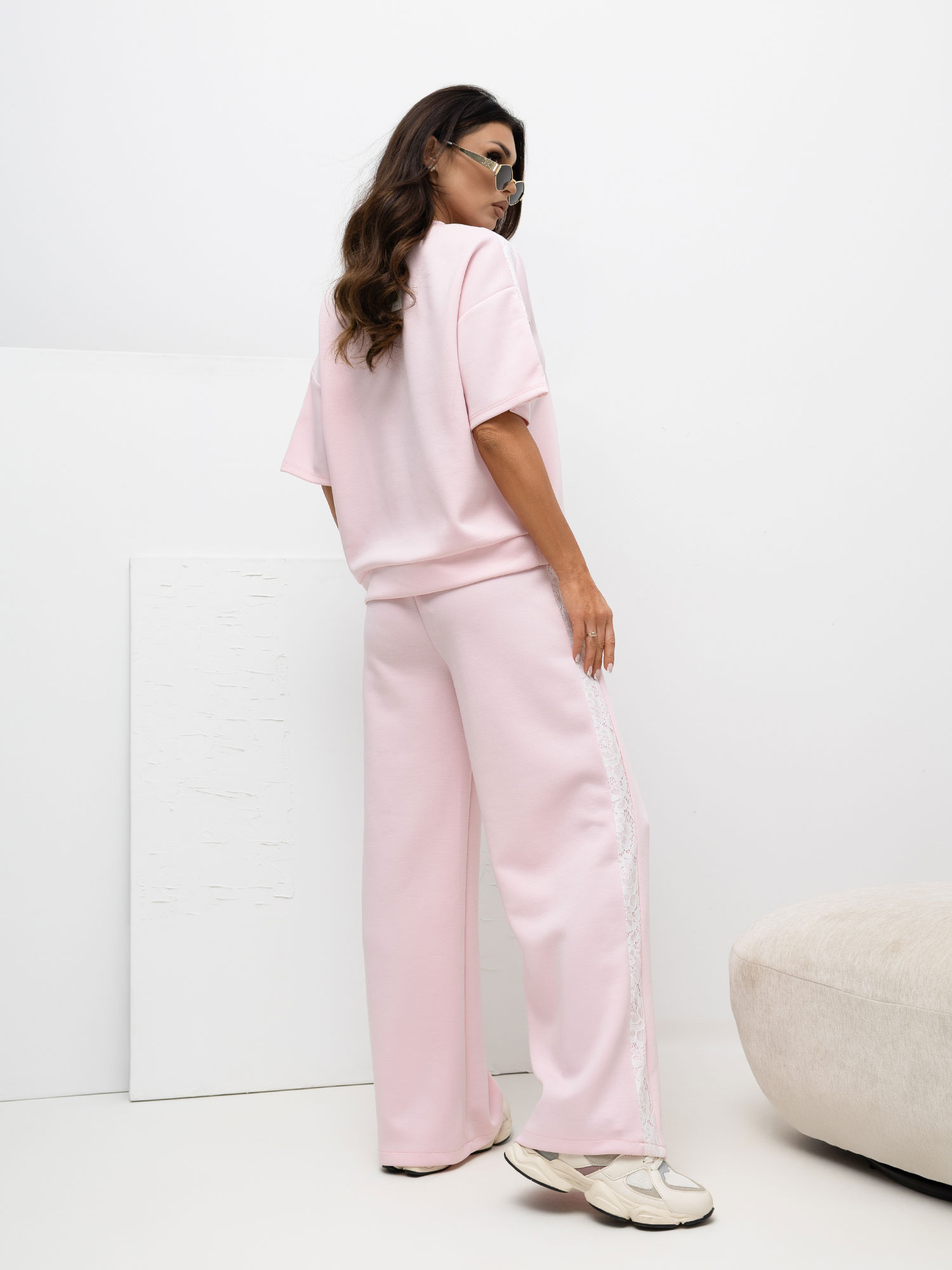 Jasnoróżowe dresowe spodnie z wiązaniem 
