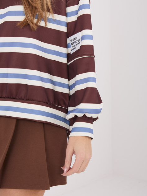 Czekoladowa bluza z naszywką na rękawie