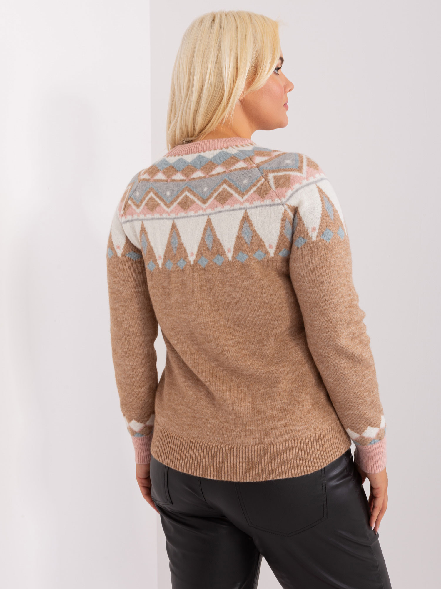 Ciemnobeżowy damski sweter plus size we wzory
