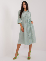 Hurtownia Biało-zielona midi sukienka szmizjerka z printem