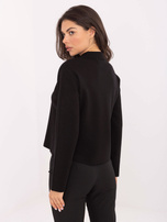 Schwarzer eleganter Pullover mit Kragen.