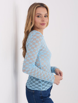 Jasnoniebieska dopasowana bluzka z koronki