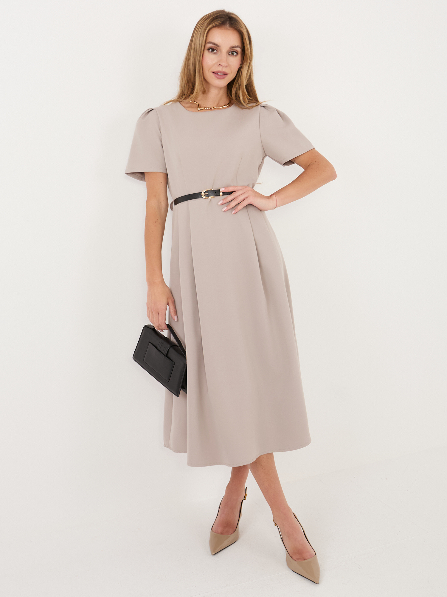 Fango elegante Kleid mit kurzen Ärmeln.