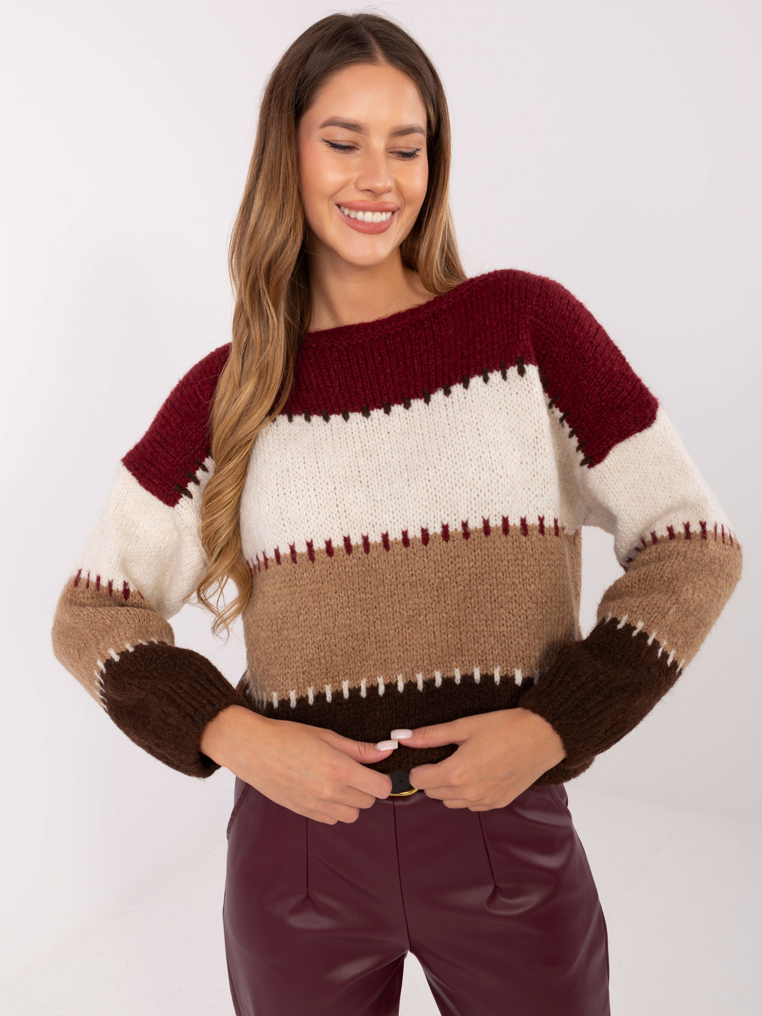 Bordowo-ecu sweter oversize z domieszką wełny