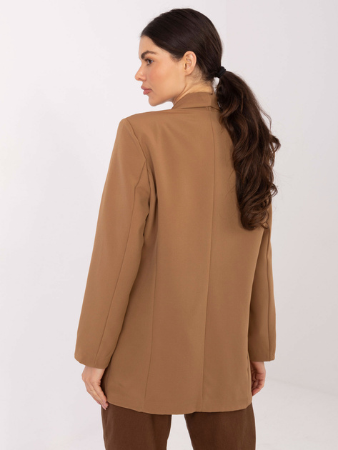 Camelowa marynarka z poduszkami na ramionach