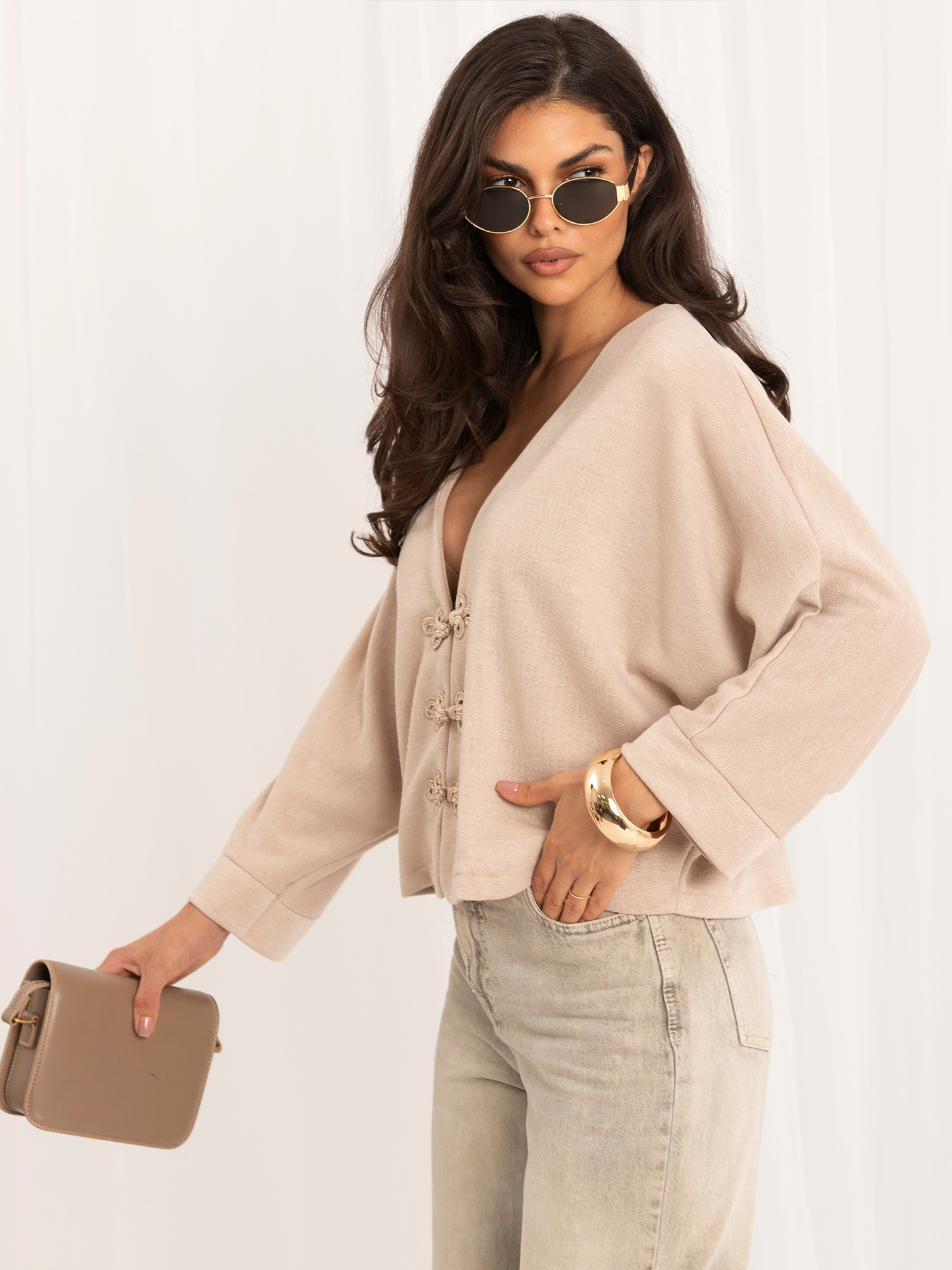 Beige Damen-Kardigan im asiatischen Stil.