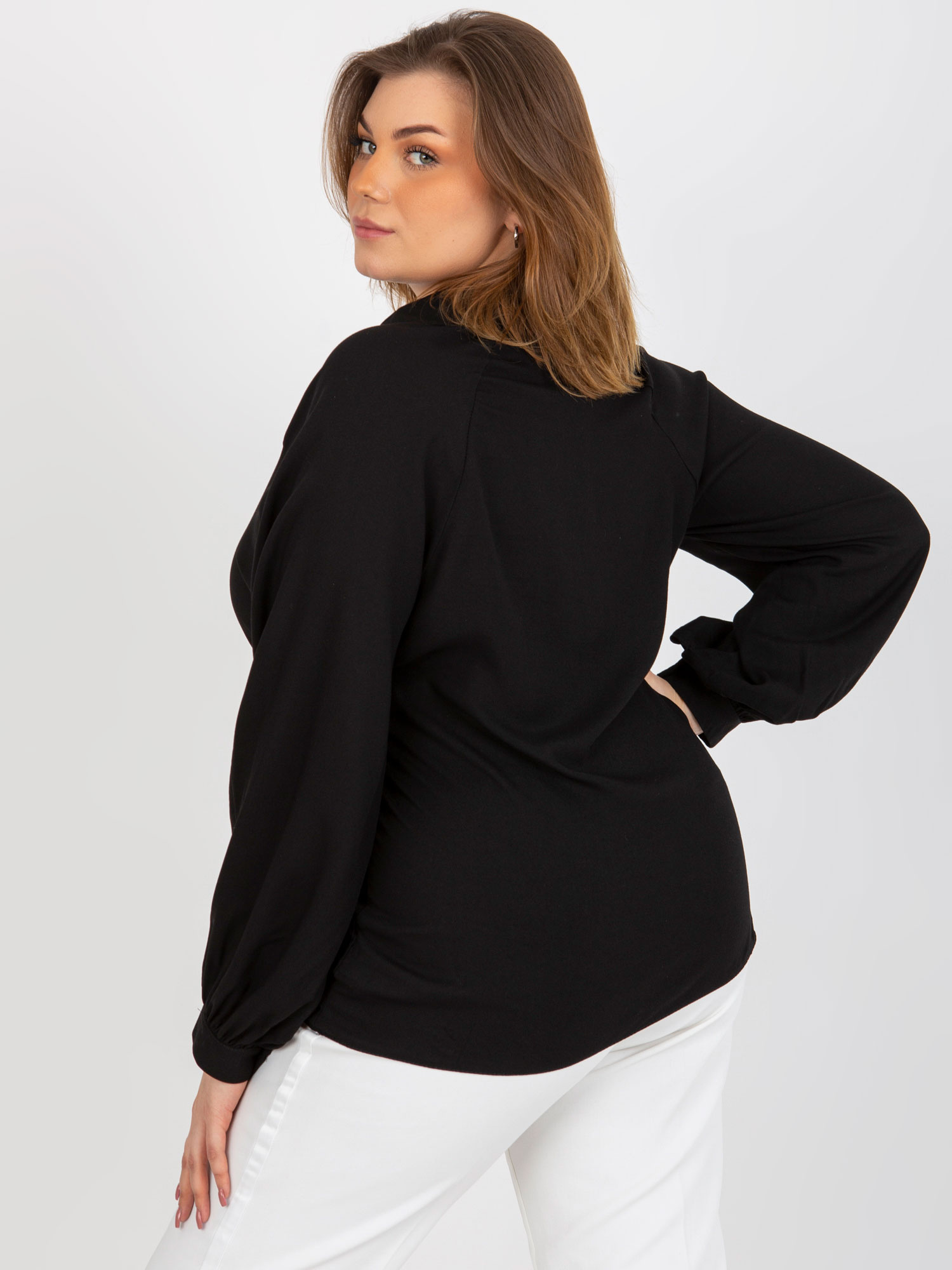 Czarna koszulowa bluzka plus size z wiskozy