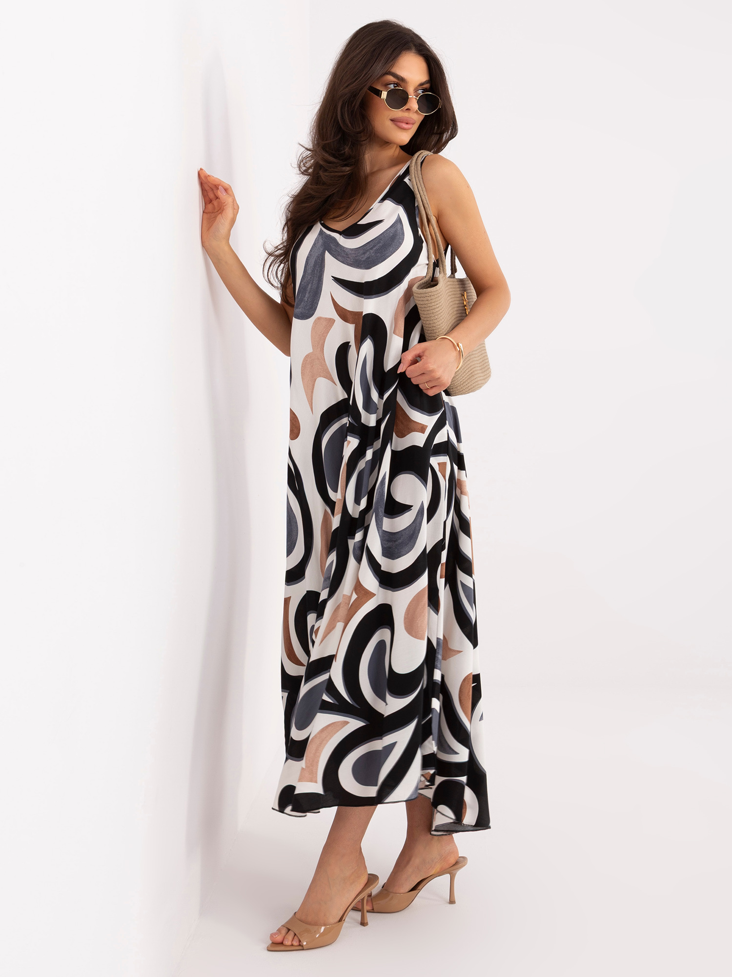 Czarna trapezowa sukienka z nadrukiem