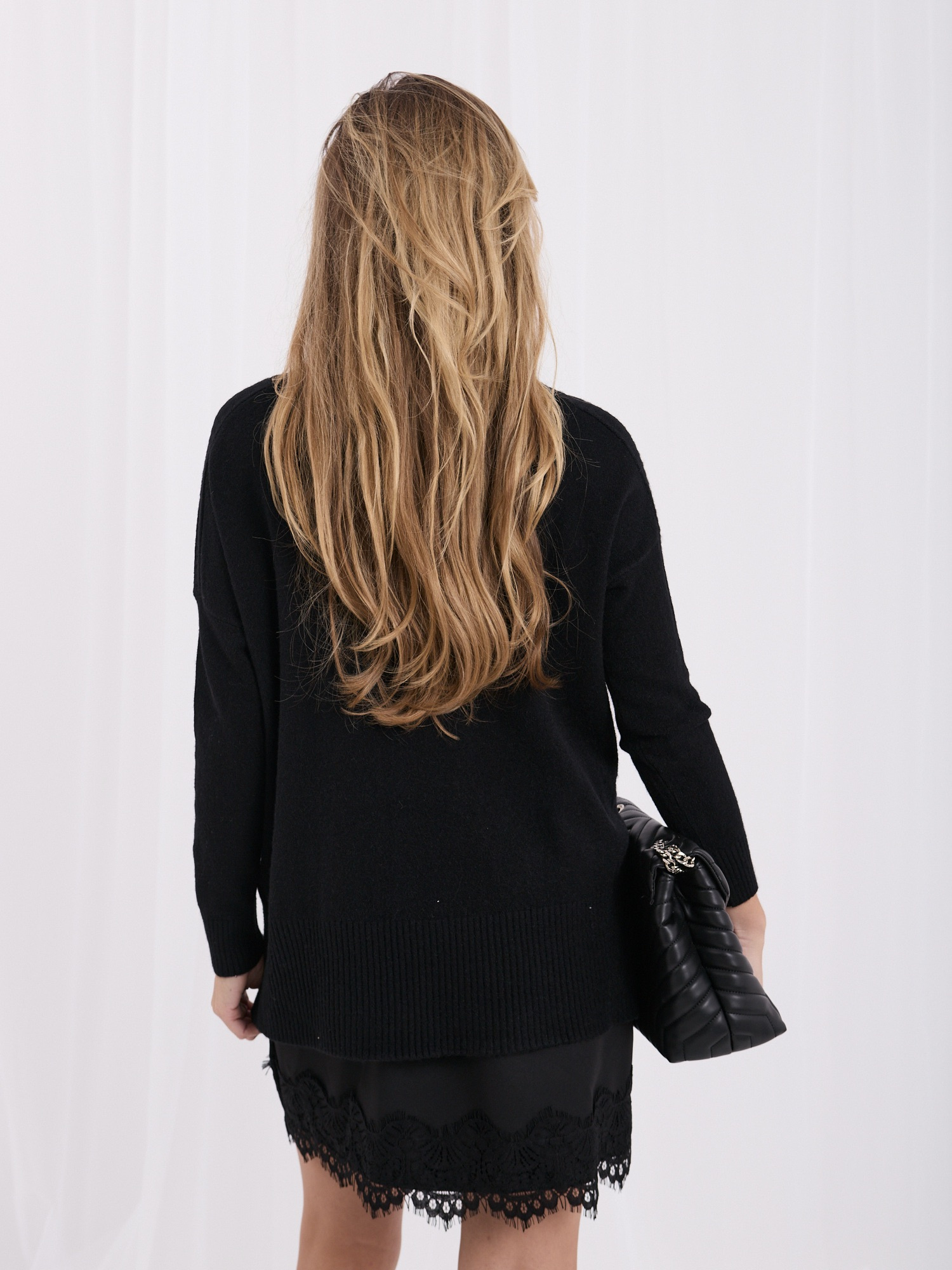 Schwarzer Damen Oversize-Pullover mit Rollkragen und Schlitzen.