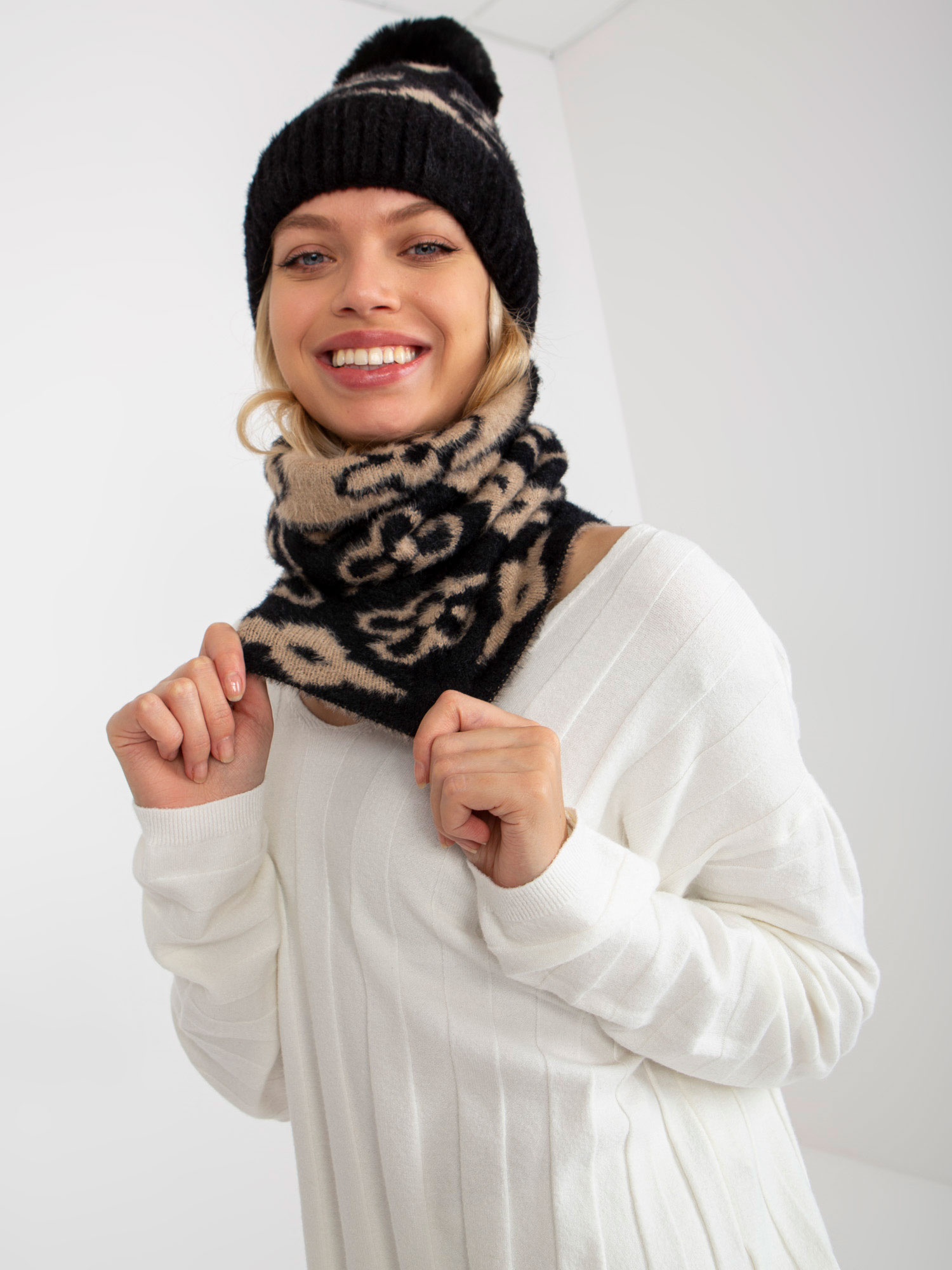 Hurtownia online Czarno-beżowy ciepły komin we wzory 