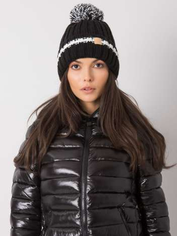 Schwarze Mütze mit Pompon.