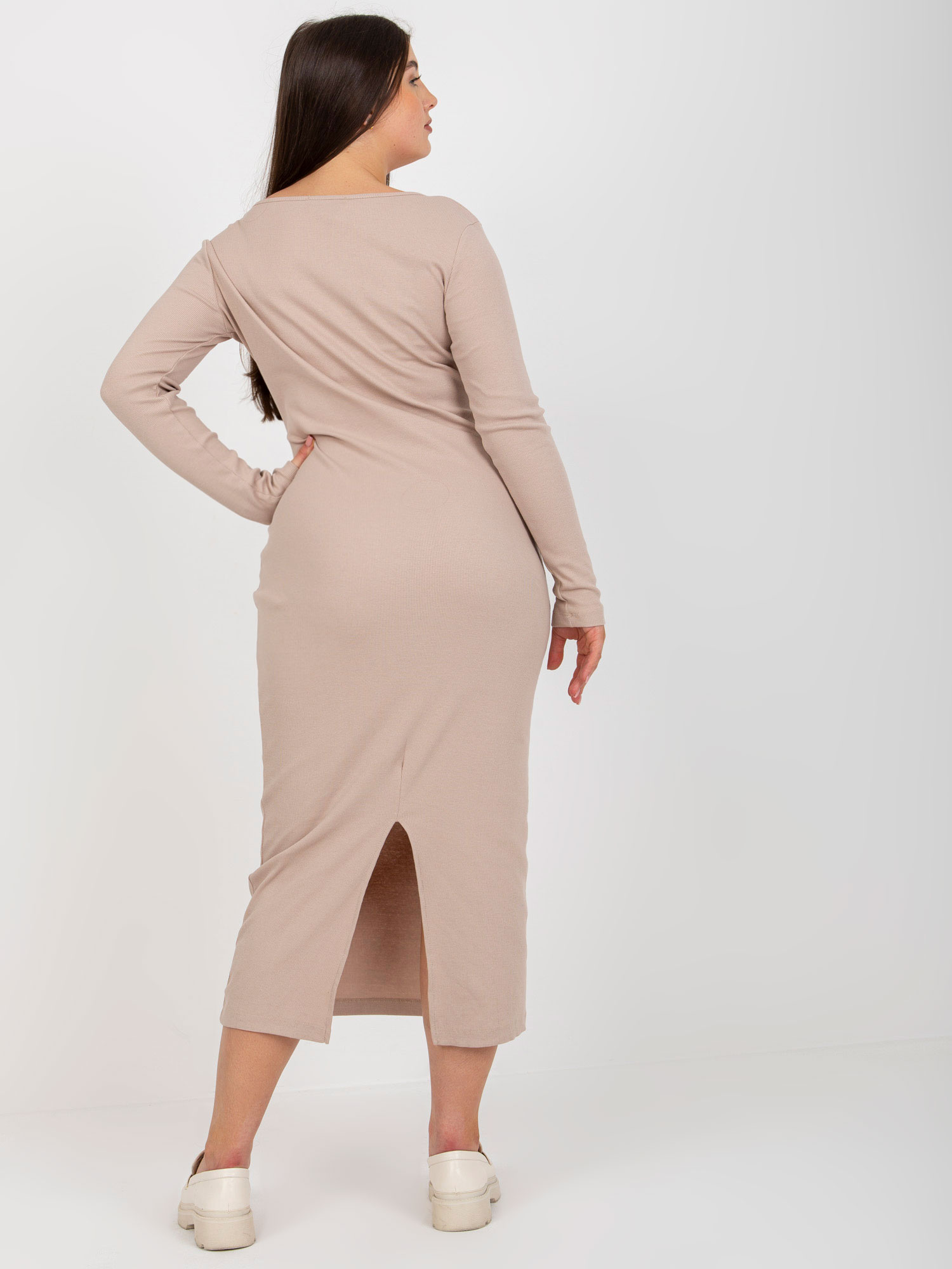 Hurt Beżowa prążkowana sukienka plus size z długim rękawem