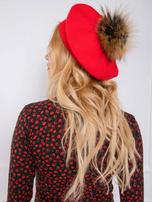 Czerwony dzianinowy beret z pomponem