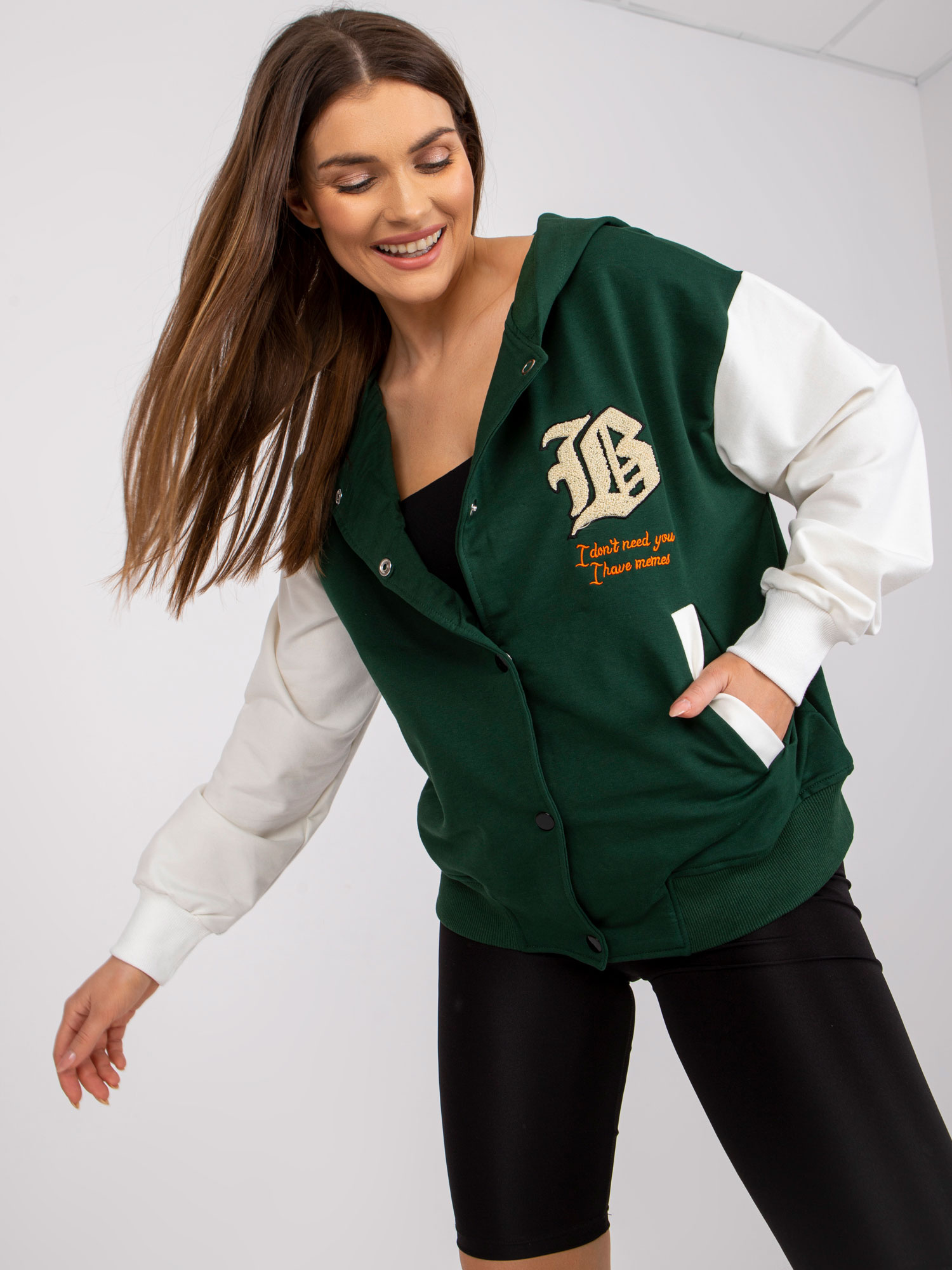 Ciemnozielona bluza baseball z kapturem