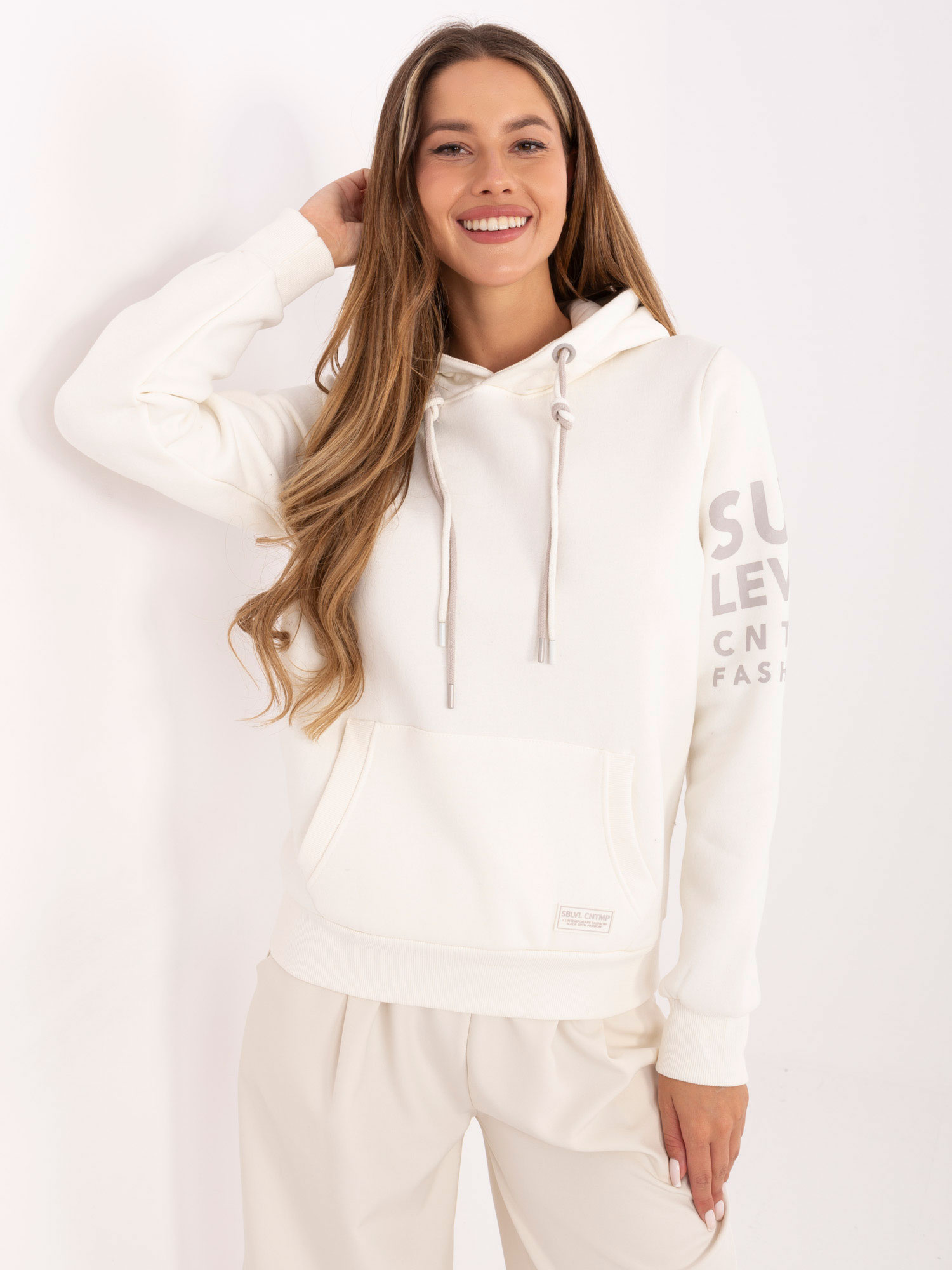 Weiße Hoodie mit SUBLEVEL-Schriftzügen.