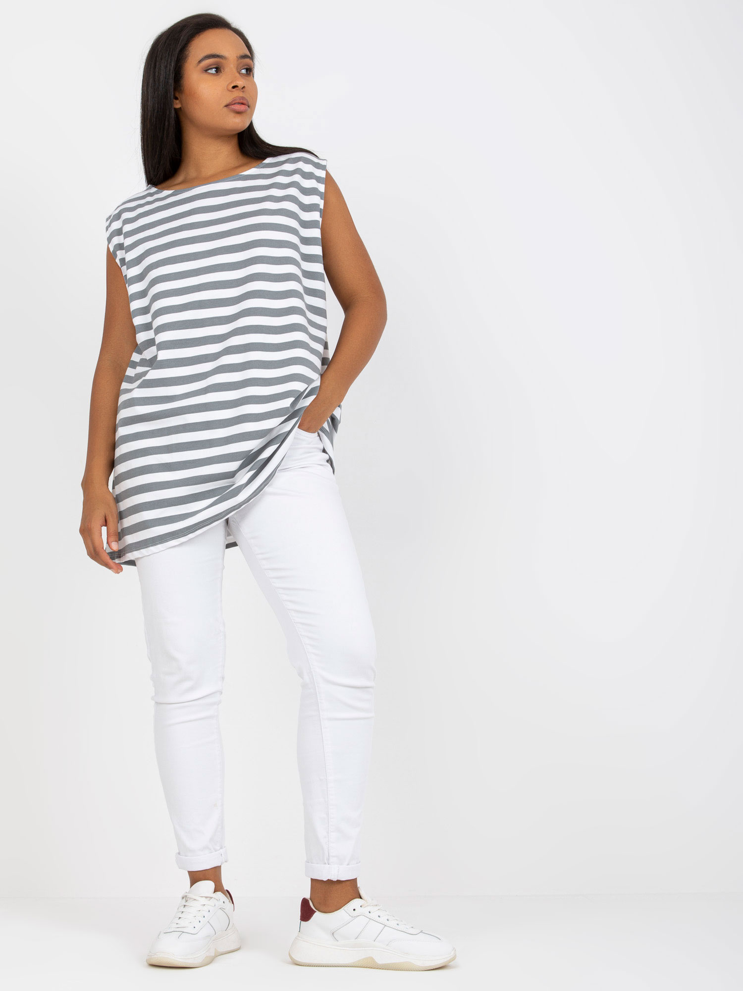 Online-Großhandel: Weiß-graues Plus-Size-Top mit Rundhalsausschnitt.