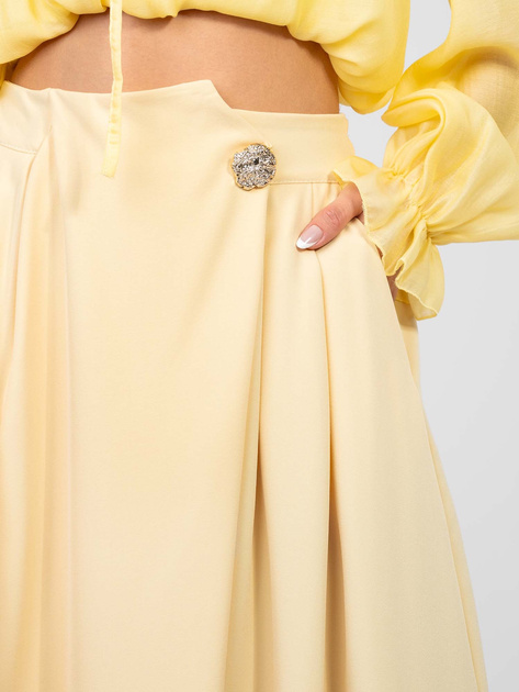 Pastelowa żółta spódnica z ozdobnym guzikiem