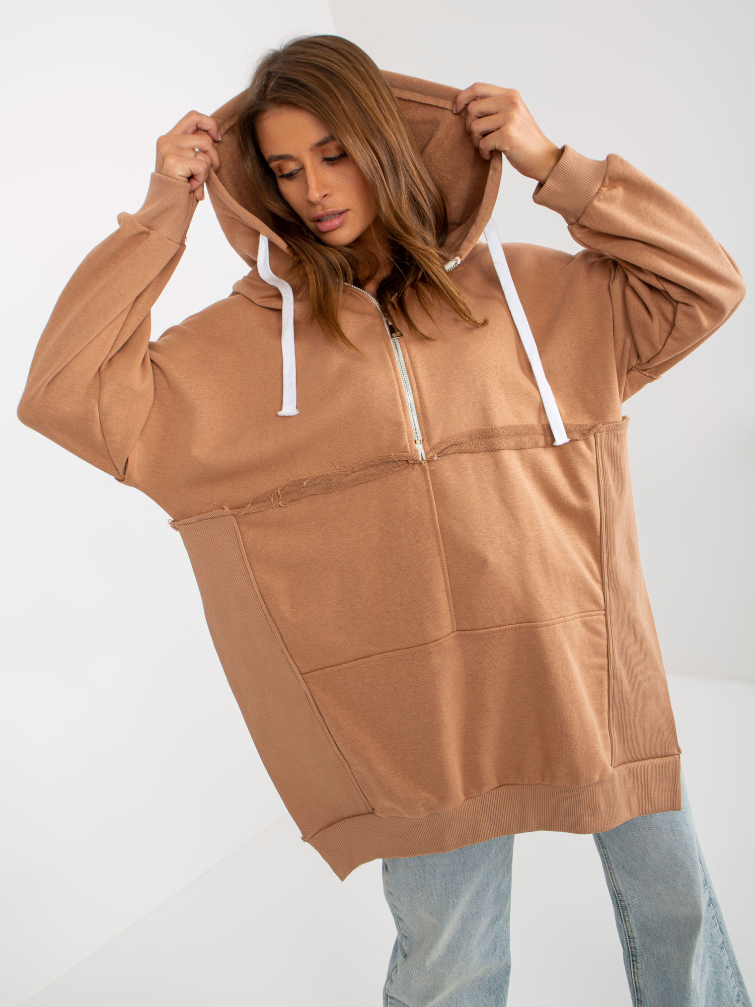 Hurt Camelowa długa bluza oversize z kapturem i rozcięciami