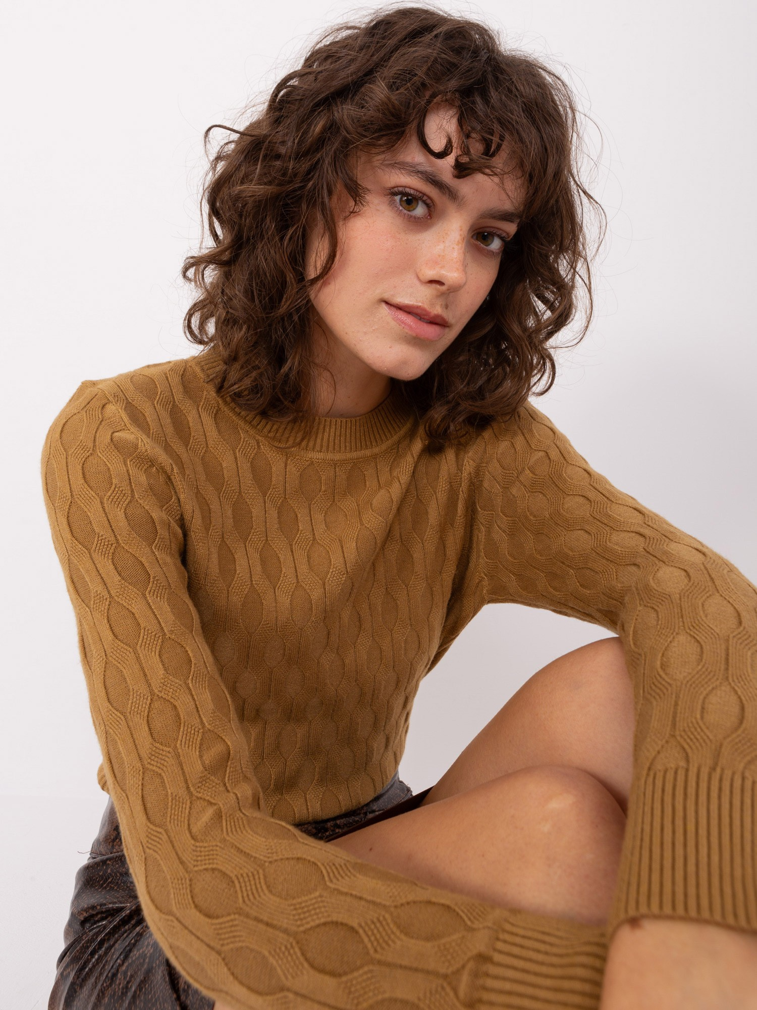 Camelowy sweter klasyczny we wzory
