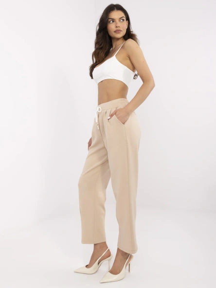 Light beige basic sweatpants with pockets.