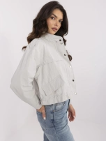 Szara kurtka wiatrówka ze ściągaczami na dole 