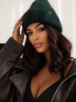 Ciemnozielona zimowa czapka beanie w prążek