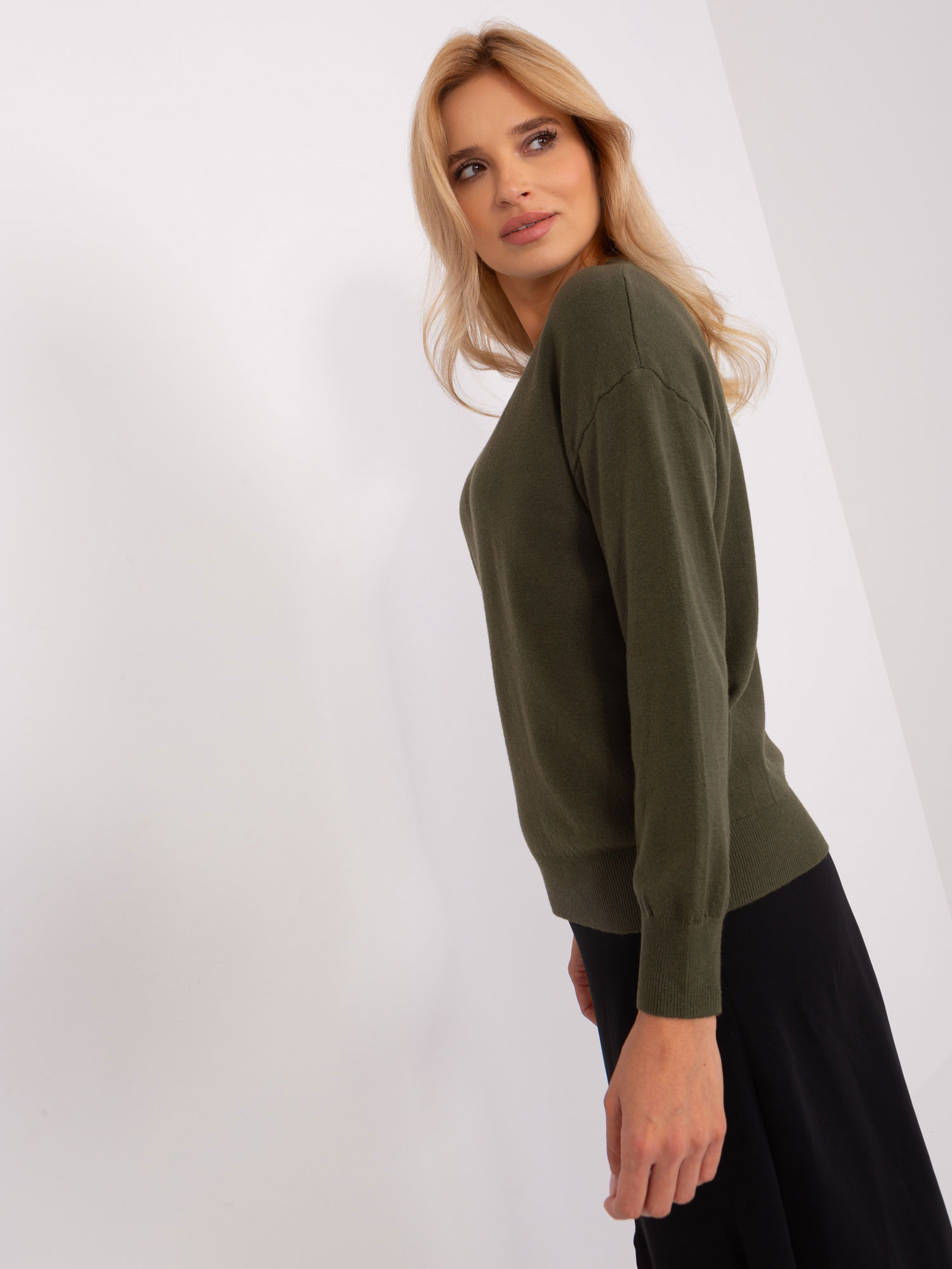 Khaki sweter klasyczny z okrągłym dekoltem