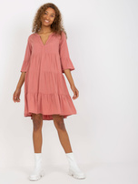 Hurt Brudnoróżowa sukienka z falbaną i dekoltem w serek SUBLEVEL 