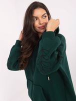 Dunkelgrüne Sweatshirt mit Stickerei an den Ärmeln.