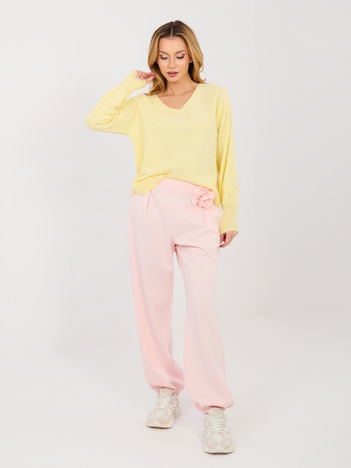 Pastelowe różowe spodnie z miękkiego materiału