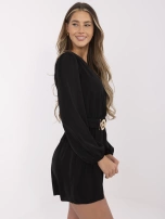 Czarny krótki kombinezon damski z paskiem 
