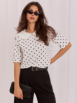 Weiße elegante Bluse mit Punkten.