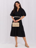 Schwarzes schwingendes Kleid mit V-Ausschnitt.