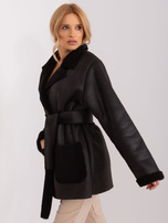 Hurtownia Czarny kożuch damski z guzikami