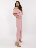 Brudnoróżowy damski kombinezon z falbaną