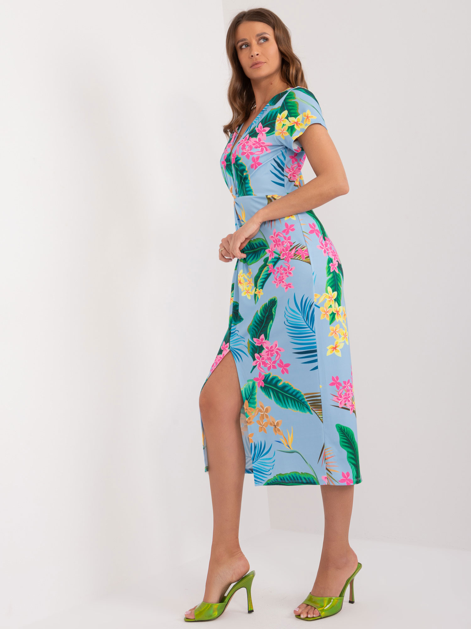 Hurt hellblaues Damenkleid mit exotischen Drucken.
