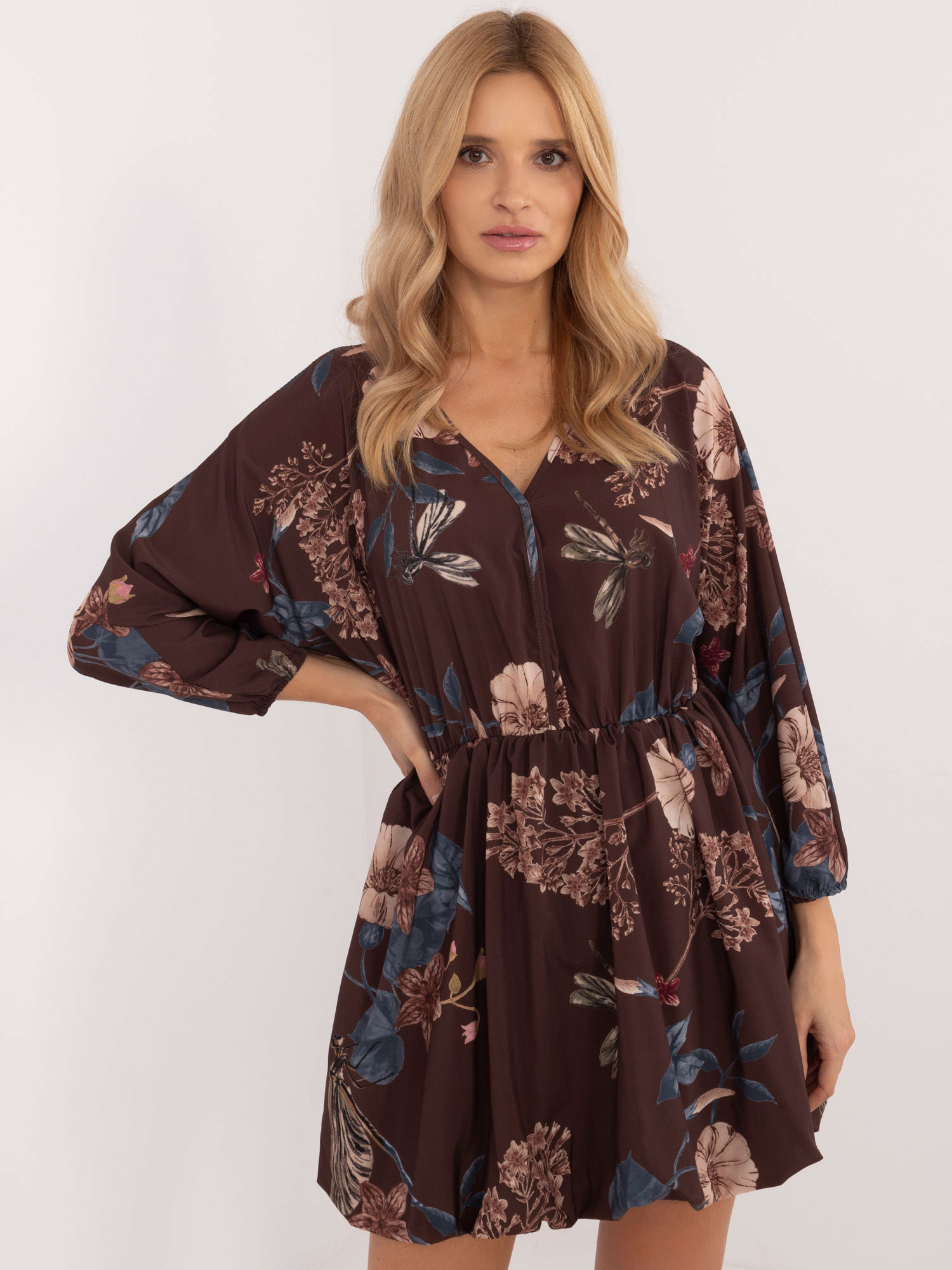 Hurtownia Brązowa sukienka mini w kwiatowy print